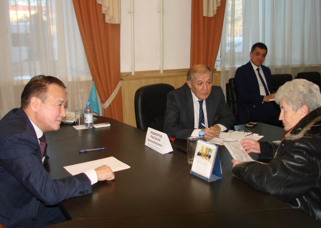 سەناتور ر. ابدىكەروۆ قاراعاندىدا ازاماتتاردى قابىلدادى