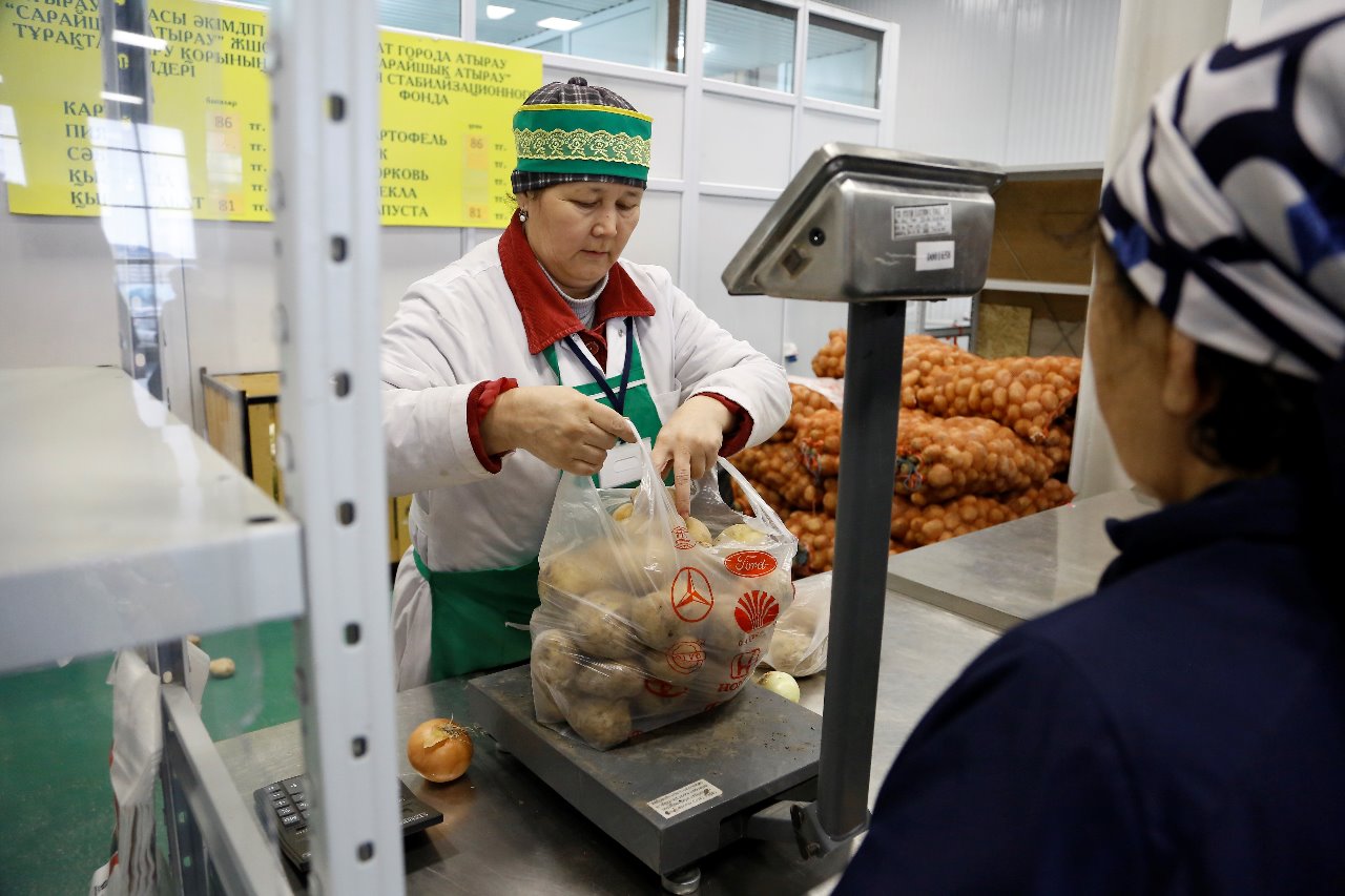 اتىراۋ وبلىسىندا الەۋمەتتىك ماڭىزى بار تاۋارلاردىڭ باعاسى باقىلاۋدا