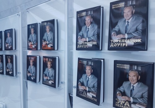 امىرە ءارىن: ەلدىكتىڭ تۋىن كوتەرگەن تۋىندى