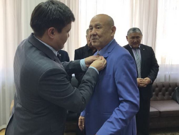 «مادەنيەت پەن ونەرگە قوسقان ۇلەسى ءۇشىن» توسبەلگىسى تابىستالدى