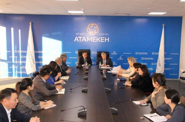 سەناتورلار اقمولا وبلىسىنىڭ كاسىپكەرلەرىمەن جاڭا سالىق كودەكسىن تالقىلادى