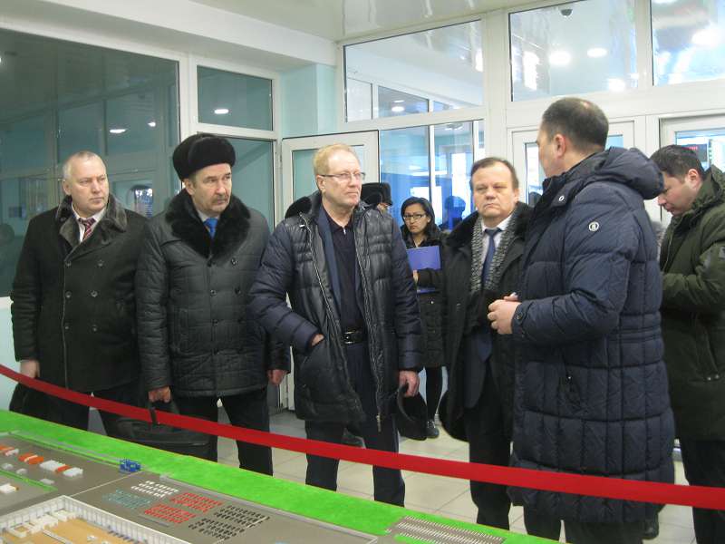 قوستانايعا كەلگەن پارلامەنت دەپۋتاتتارى وقۋشىلاردى وتاندىق اۆتوبۋسپەن تاسۋدى ۇسىندى