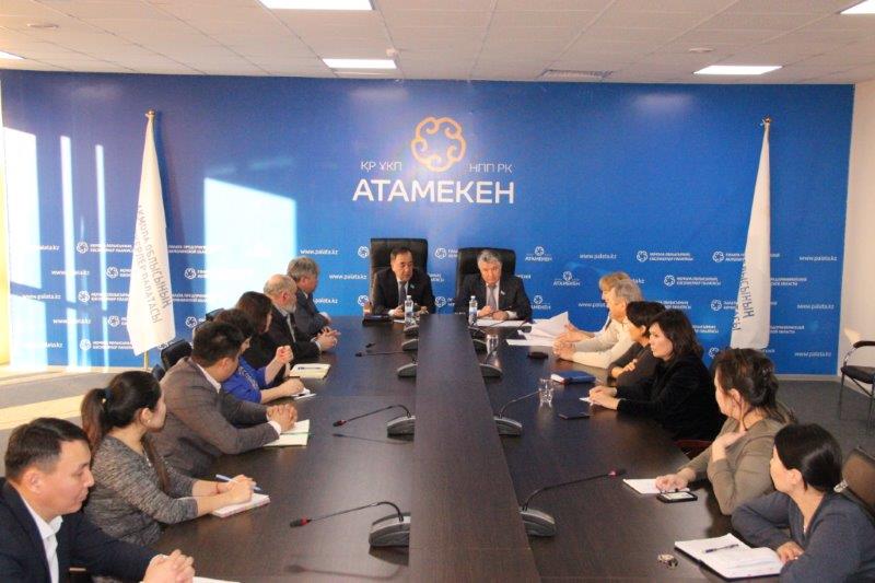 سەناتورلار اقمولا وبلىسىنىڭ كاسىپكەرلەرىمەن جاڭا سالىق كودەكسىن تالقىلادى