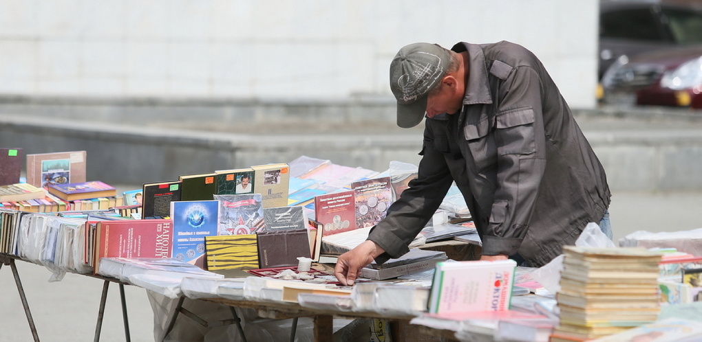 كوشەدەگى كىتاپتار