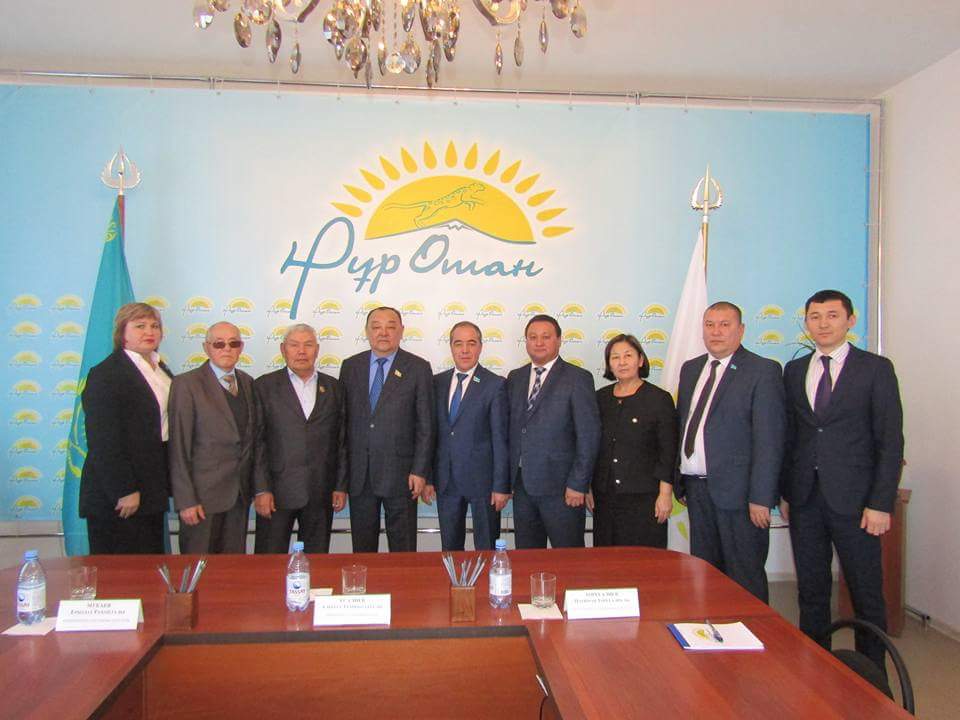 سەناتورلار باتىس قازاقستاندا اۋىل ەڭبەككەرلەرىمەن كەزدەستى