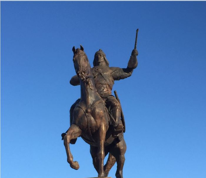 ماحامبەت اۋدانىندا باتىردىڭ ەسكەرتكىشى بوي كوتەردى