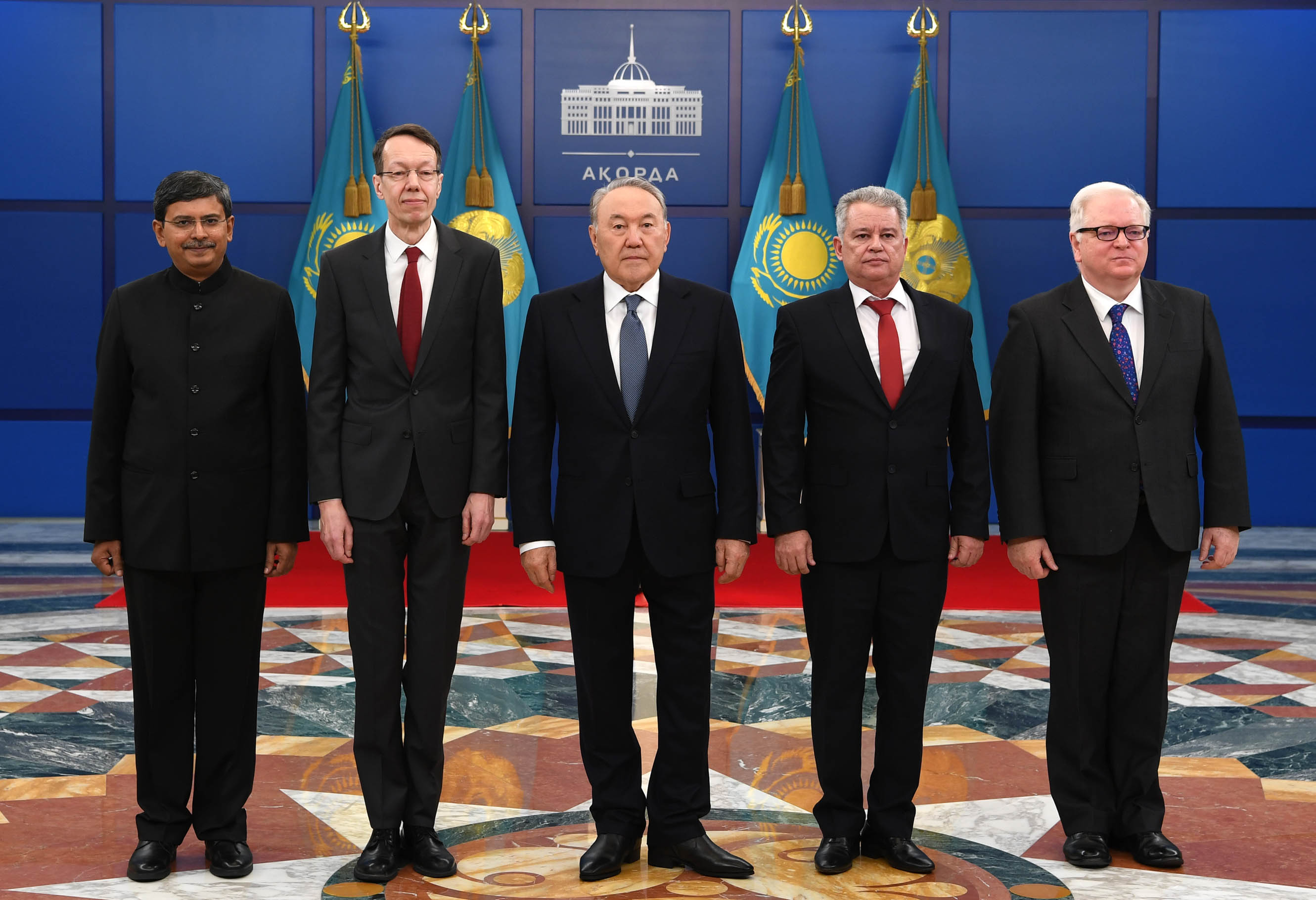 قازاقستان پرەزيدەنتى ەلشىلەردەن سەنىم گراموتالارىن قابىلدادى