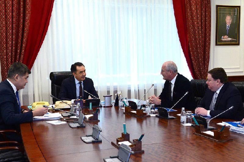 ۇكىمەت باسشىسى ونكولوگيالىق جابدىق شىعاراتىن كومپانيانىڭ باسشىسىمەن كەزدەستى