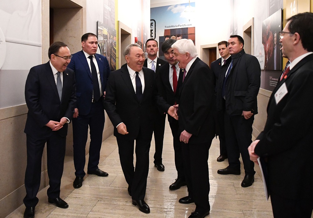 مەملەكەت باسشىسى اقش-تىڭ ىسكەر توپتار وكىلدەرىمەن كەزدەستى