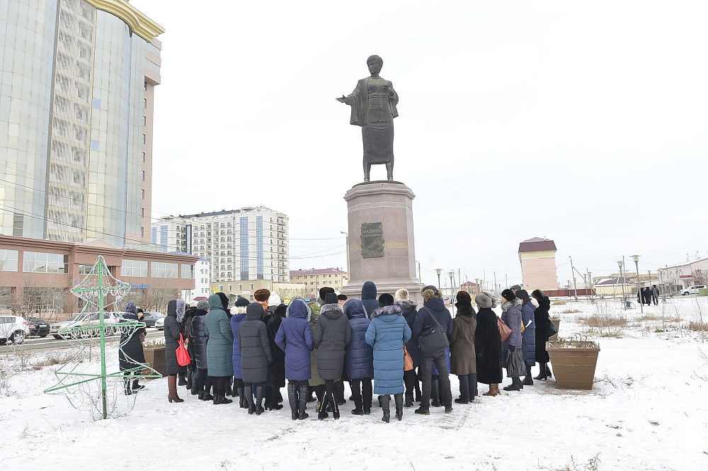 اتىراۋ حالقى فاريزا اقىندى ەسكە الدى