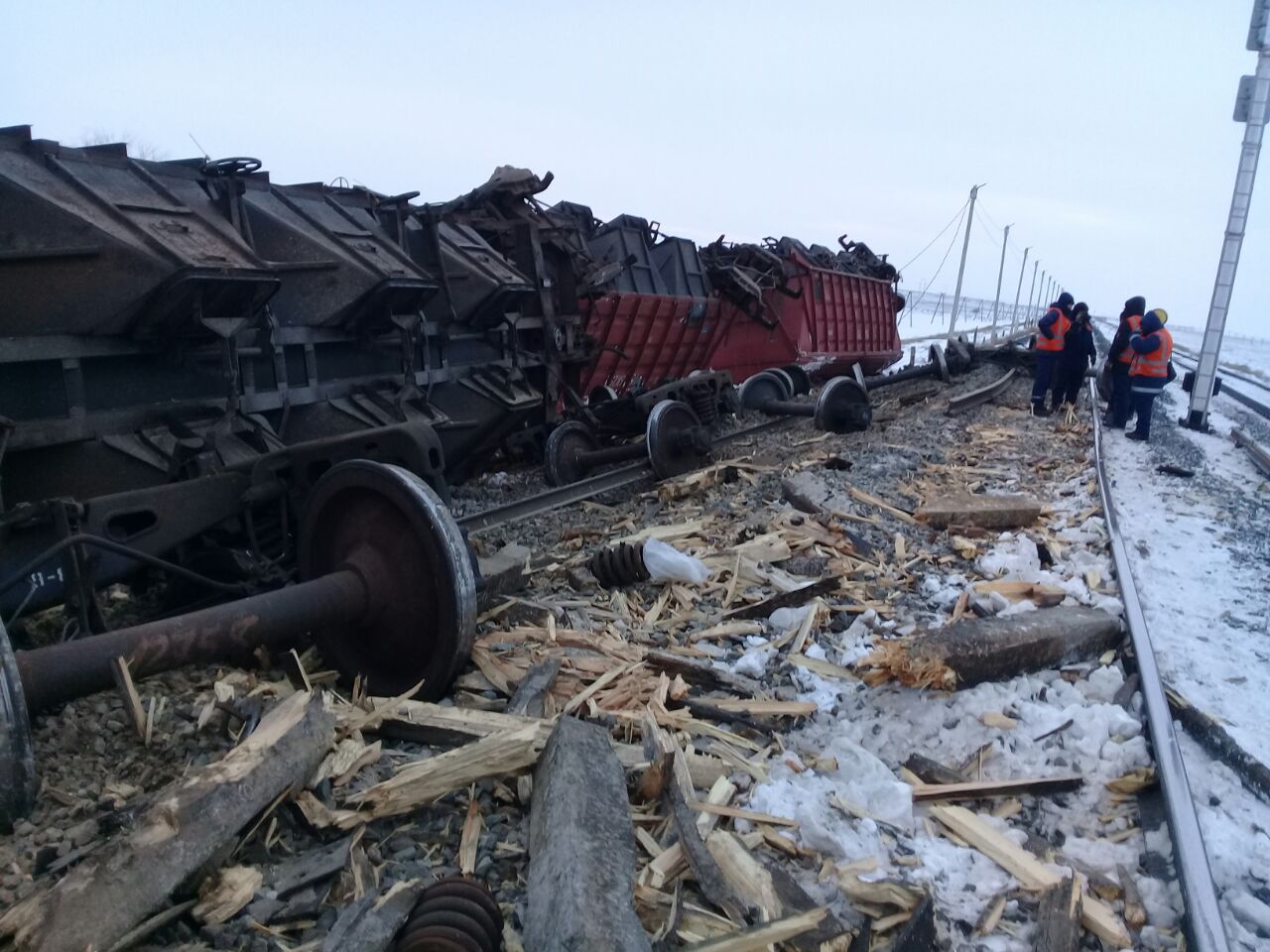 اتىراۋدا پويىز جولدان شىعىپ كەتتى