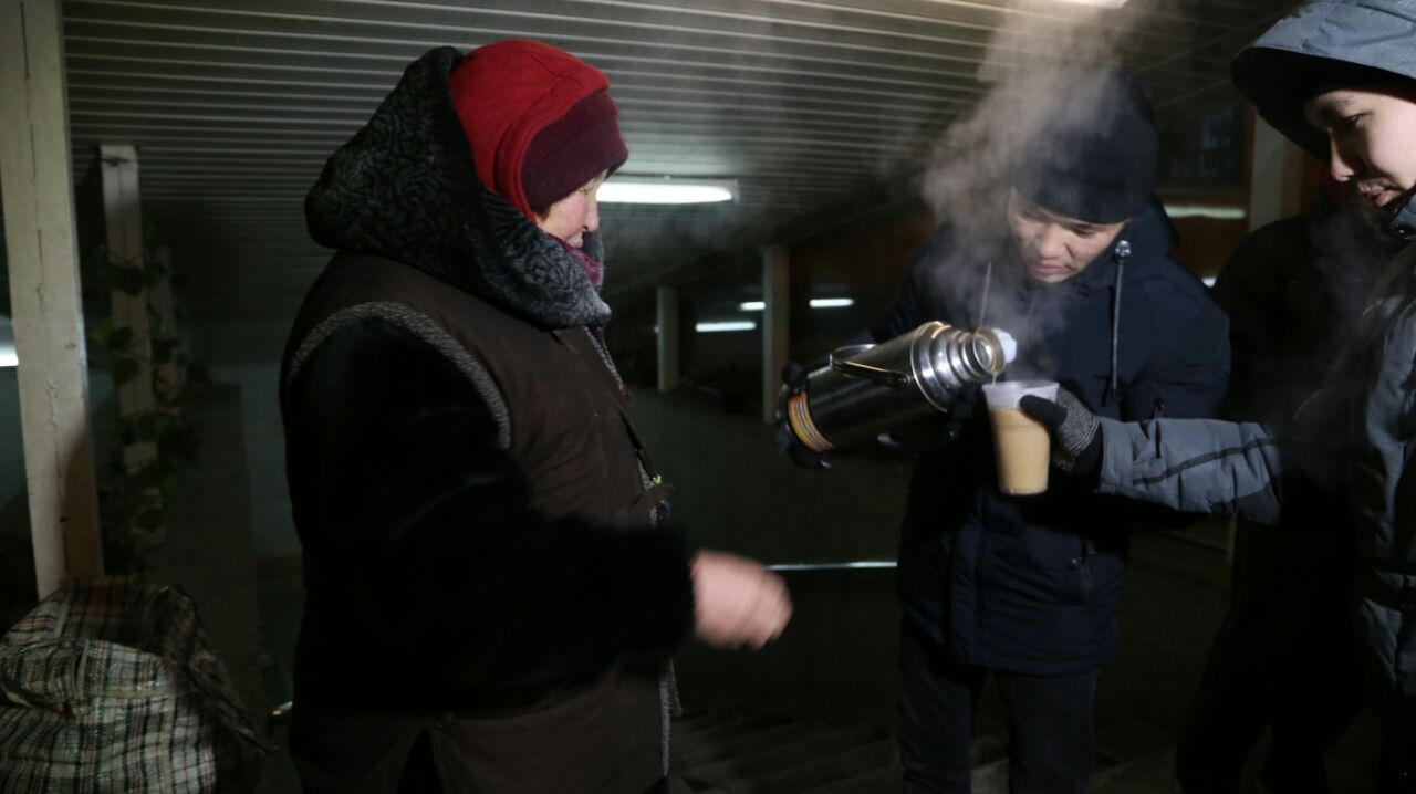 وسكەمەندە يمامدار تۇرعىنداردى ۇيىنە تەگىن جەتكىزىپ سالىپ جاتىر