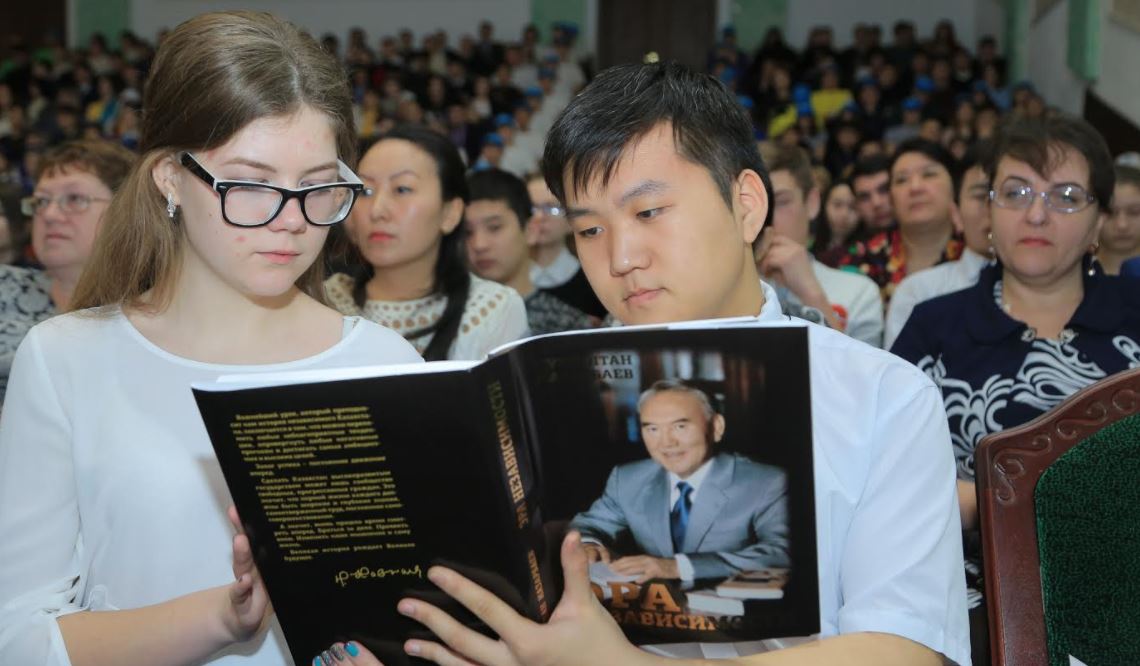 قوستاناي جاستارى ەلباسىنىڭ «تاۋەلسىزدىك ءداۋىرى» كىتابىنىڭ تۇساۋكەسەرىن وتكىزدى