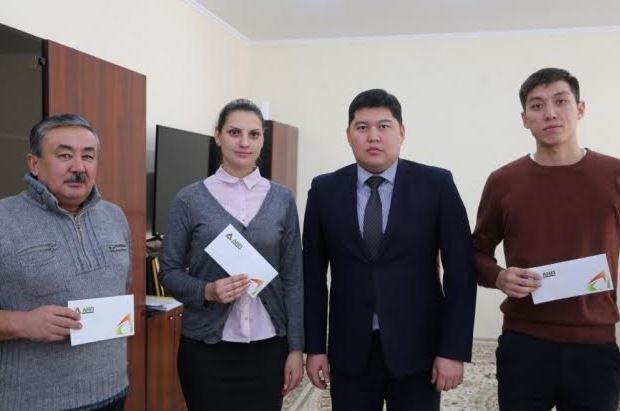 وسكەمەن اكىمى قايىرىمدى جۇرگىزۋشىلەرگە 50 ليتر بەنزيننىڭ سەرتيفيكاتىن بەردى