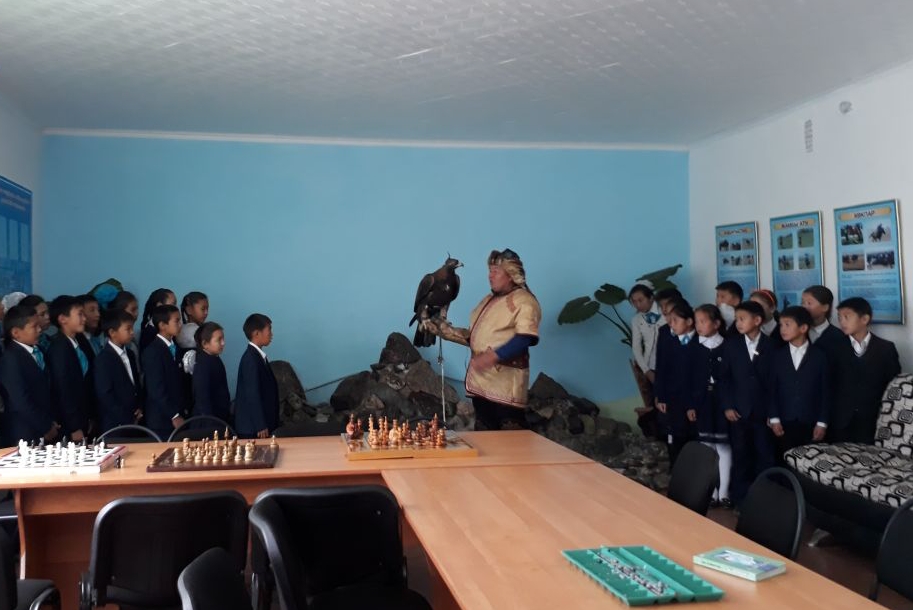 مەكتەپكە بۇركىتىمەن كەلەتىن مۇعالىم