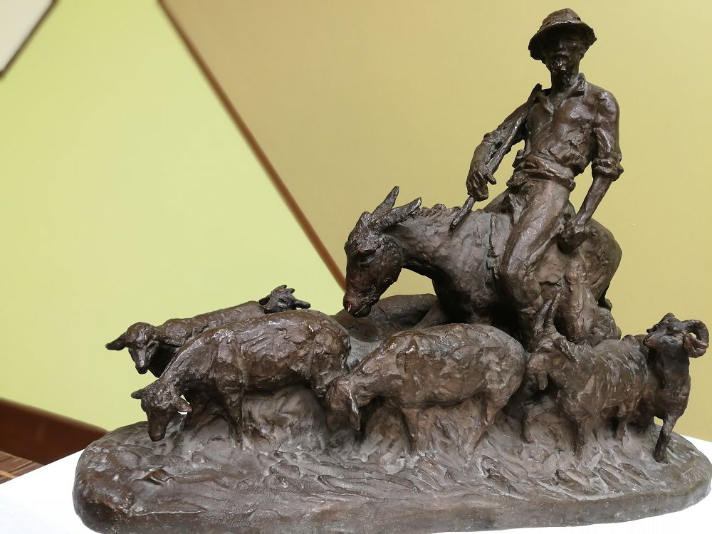 قولادان قۇيىلعان قولونەر