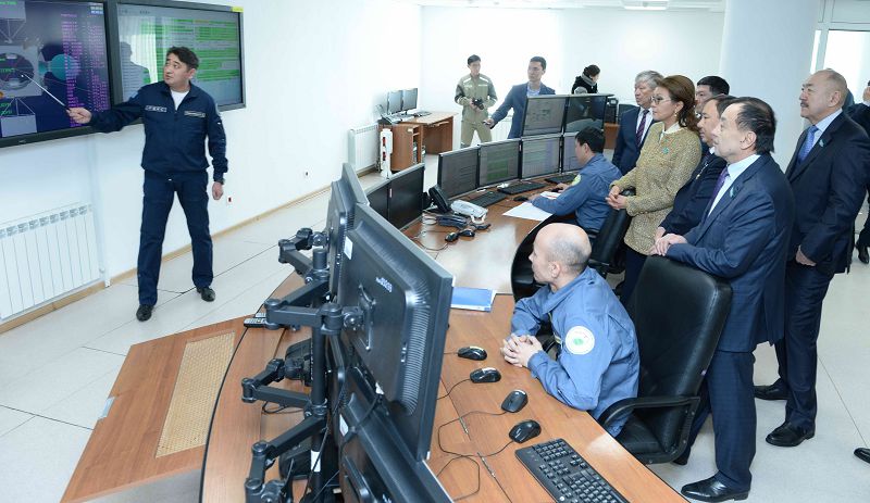 سەنات كوميتەتىنىڭ مۇشەلەرى عارىشتىق بايلانىس ورتالىعىنىڭ جۇمىسىن كوردى
