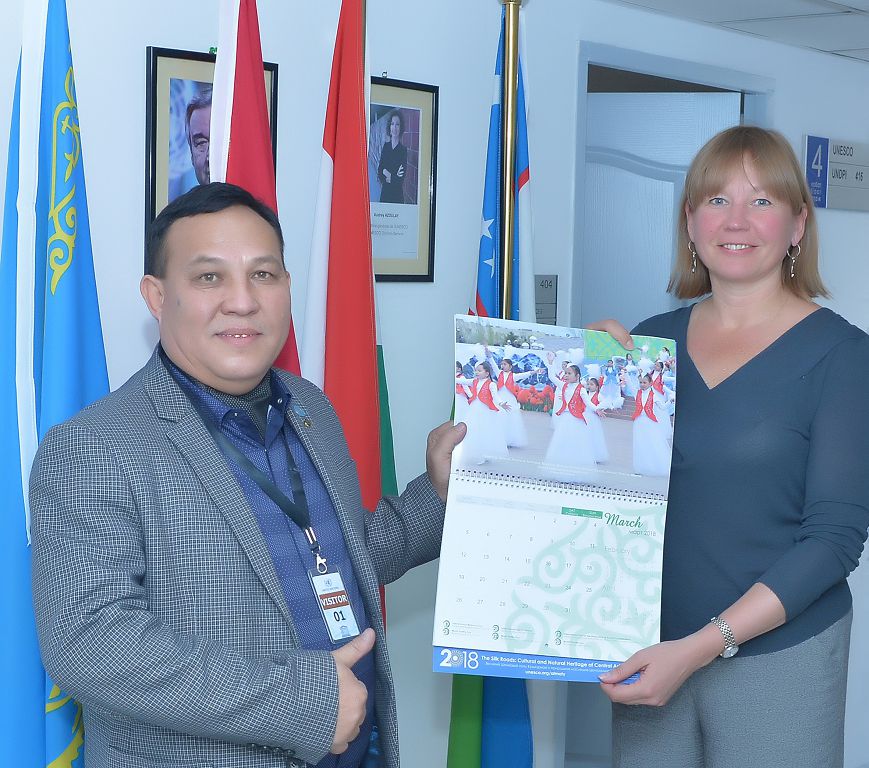 سۋرەتتەرىمىز – پاريج سورەلەرىندە