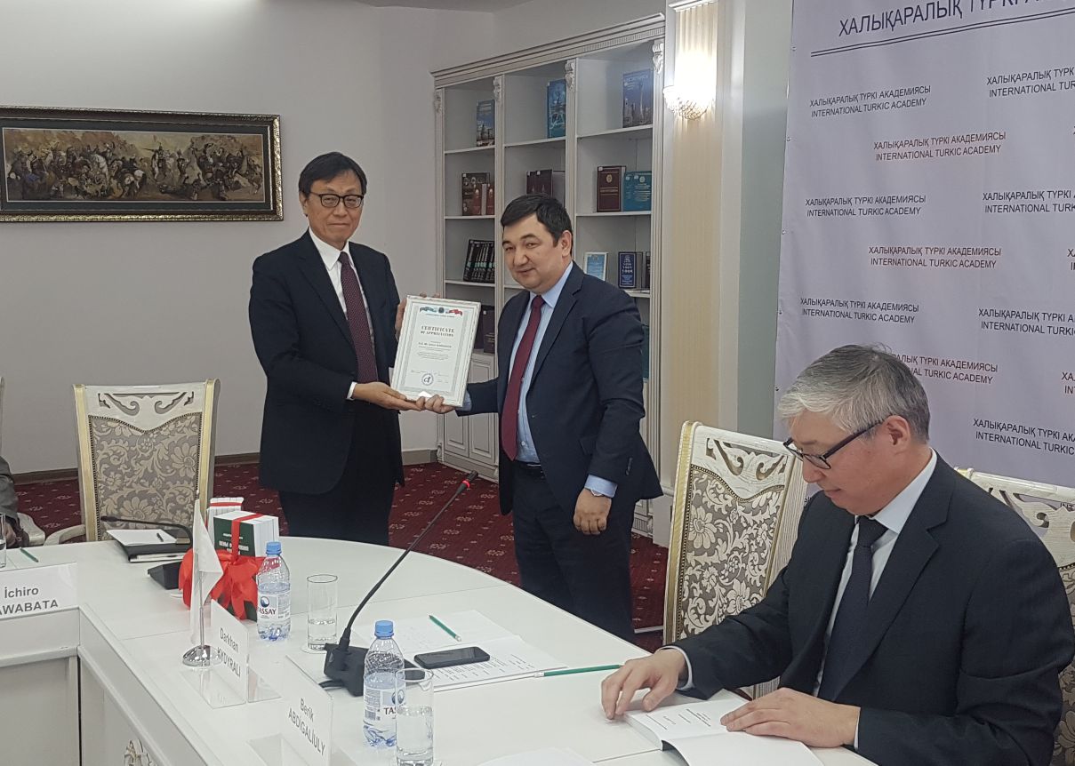 تۇركى اكادەمياسى جاپونيا ەلشىسىن قۇرمەت گراموتاسىمەن ماراپاتتادى