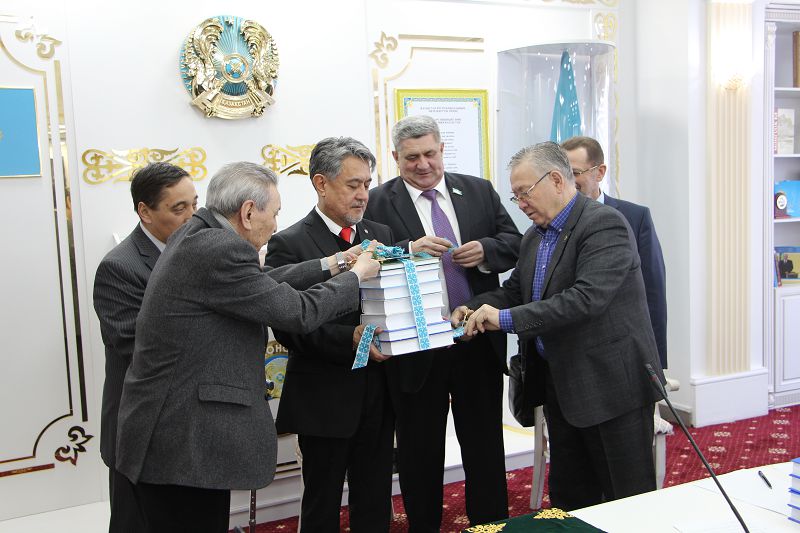 استانادا قازاق قوعامى ءۇشىن ماڭىزى زور بىرنەشە كىتاپتىڭ تۇساۋى كەسىلدى