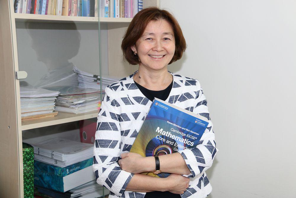 ماتەماتيكانى اعىلشىن تىلىندە وقىتاتىن مۇعالىم