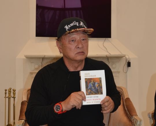 كەري تاگاۆا: مەن دە كوشپەندىمىن, كوشىپ جۇرگەندى جاقسى كورەمىن