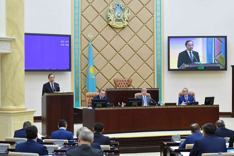 سەناتورلار ماڭىزدى ماسەلەلەر كوتەردى 
