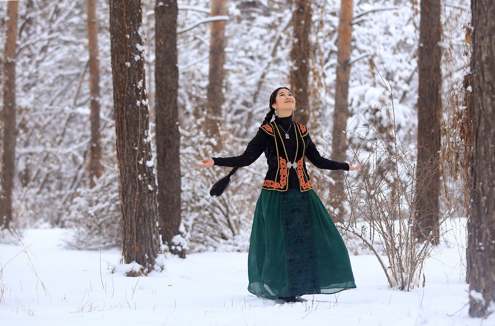 قىز يناباتتىلىعىمەن قادىرلى