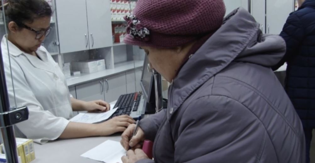 اسەت يسەكەشەۆ تەگىن دارىلەردى جەتكىزۋگە قاتىستى جاعدايدى باقىلاۋدا ۇستاۋدى تاپسىردى