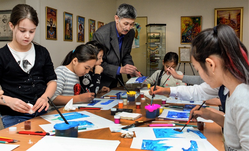 استانادا بالالار ونەر مەكتەبى تۇلەكتەرىنىڭ شىعارماشىلىق كورمەسى ءوتتى