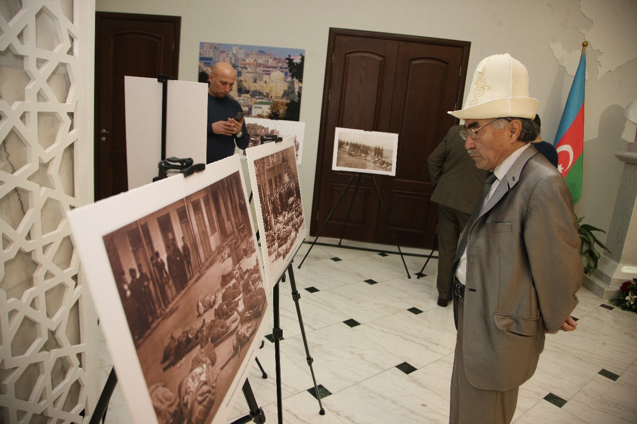 استانادا «ەندى ەشقاشان: اشارشىلىق, حولوكوست, كامبودجا, قوجالى, رۋاندا» فوتوكورمەسى ءوتتى