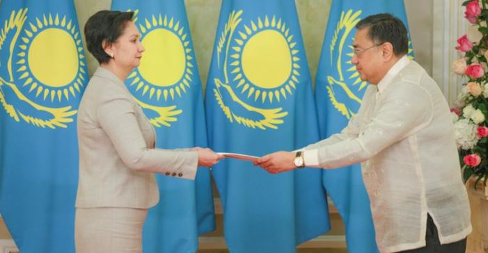 گۇلشارا ابدىقالىقوۆا ەلشىلەردەن سەنىم گراموتالارىن قابىلدادى