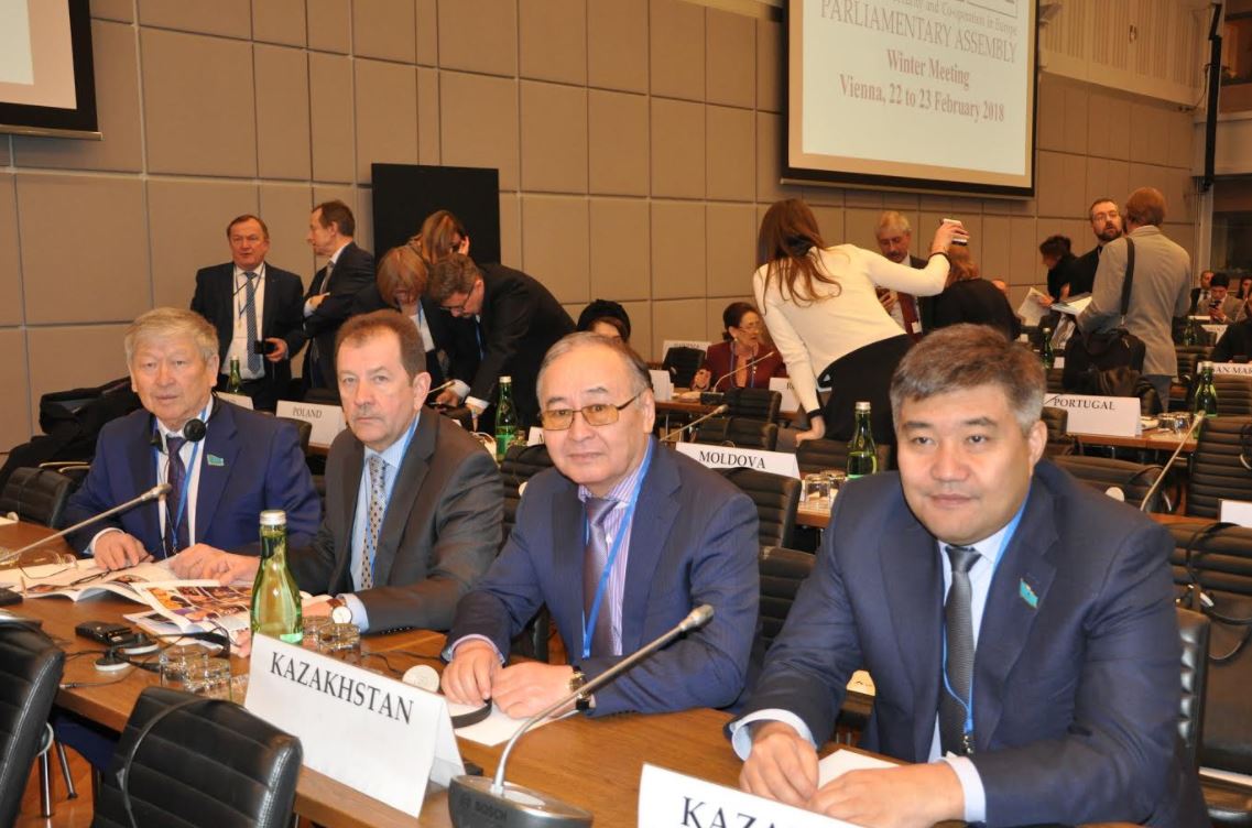 قازاقستاندىق پارلامەنتشىلەر ەقىۇ پا قىسقى سەسسياسىنا قاتىستى