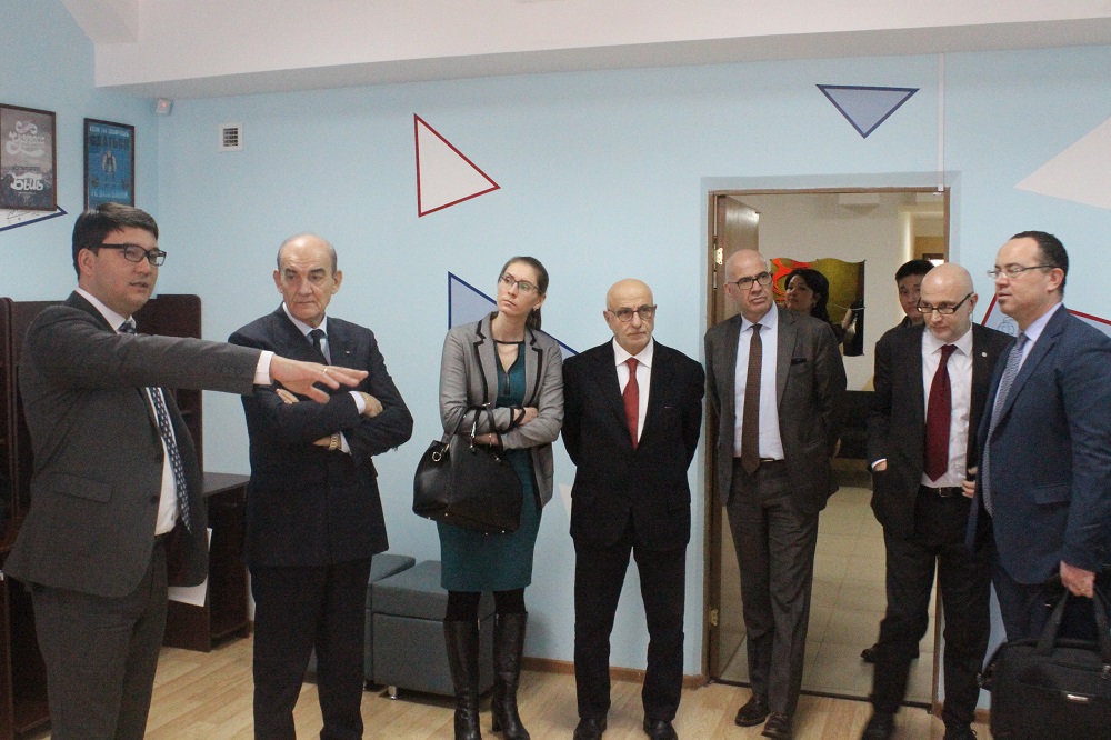 يتاليانىڭ ساراپشى عالىمدارى ورالدىق جاستارمەن كەزدەستى