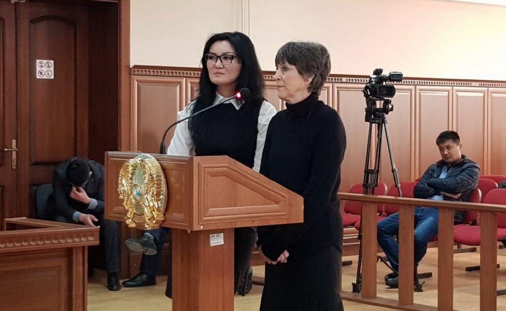 امەريكالىق ساراپشىلار: مىلتىقتى ارتتا وتىرعان ادام اتقان

