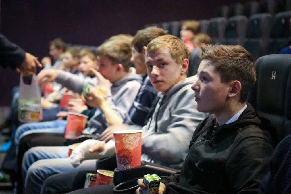 بالالار ءۇيىنىڭ تاربيەلەنۋشىلەرىمەن كينوعا باردى