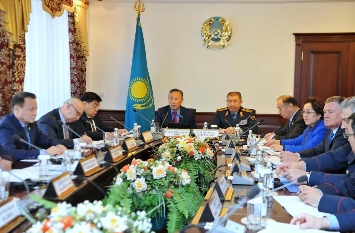 سەناتورلار قوعامدىق قاۋىپسىزدىك سالاسىنا تسيفرلىق تەحنولوگيانىڭ ەنگىزىلۋىنە بايلانىستى جاعدايدى تالقىلادى