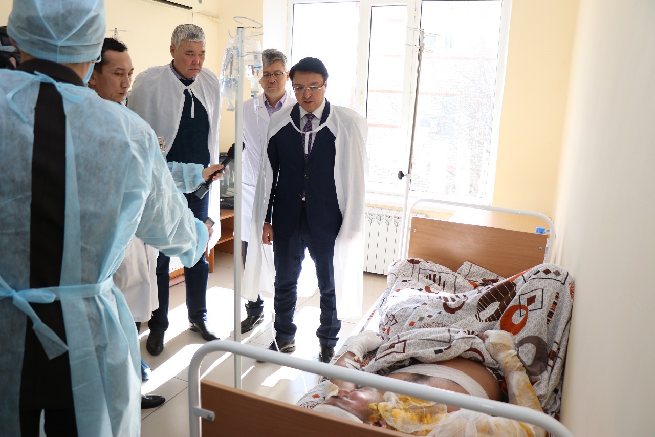 ۇكىمەتتىك كوميسسيا قاراباتانداعى جاتاقحاناداعى ءورتتىڭ ءمان-جايىن انىقتاۋمەن اينالىسۋدا 