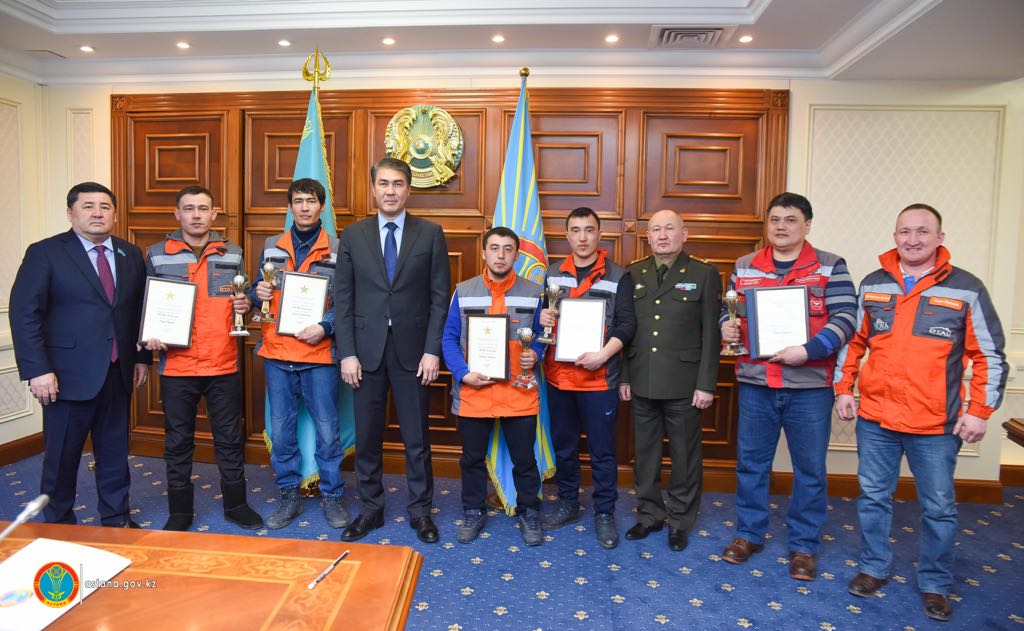 اسەت يسەكەشەۆ ءورت كەزىندە ەرلىك كورسەتكەن قۇرىلىسشىلاردى ماراپاتتادى
