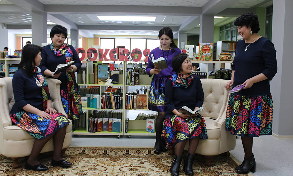 وسكەمەن مۇعالىمدەرى ءبىر اي بويى ۇلتتىق كيىممەن جۇرەدى