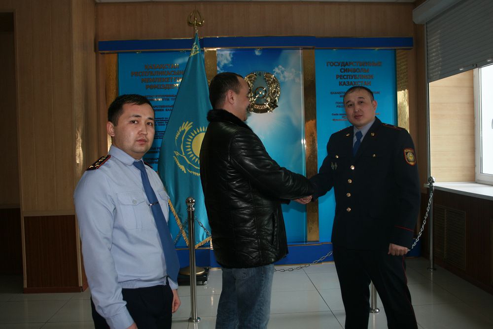 پوليتسەيلەر جارتى ميلليون تەڭگەنى يەسىنە بەردى