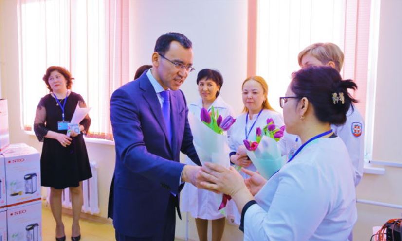 ماۋلەن اشىمباەۆ جەدەل جاردەم قىزمەتكەرلەرى مەن قامكوڭىل قاريالاردى مەرەكەمەن قۇتتىقتادى