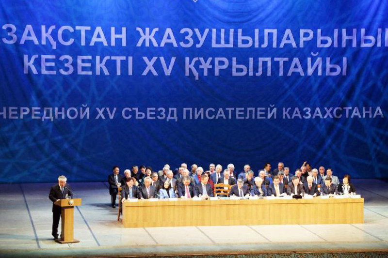 الماتىدا جازۋشىلار وداعىنىڭ قۇرىلتايى ءوتىپ جاتىر