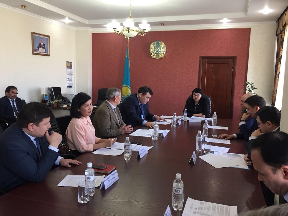 مەملەكەتتىك قىزمەتكەرلەردىڭ ماسەلەسى ادەپ كەڭەسىندە قارالدى