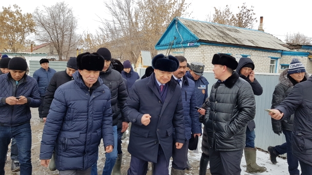 وبلىس اكىمى سۋ باسقان ۇيلەردىڭ تۇرعىندارىمەن كەزدەستى