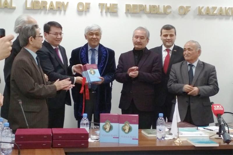 تۇرىك اقىنى يۋنۋس ەمرەنىڭ جىرلارى قازاق تىلىندە جارىق كوردى