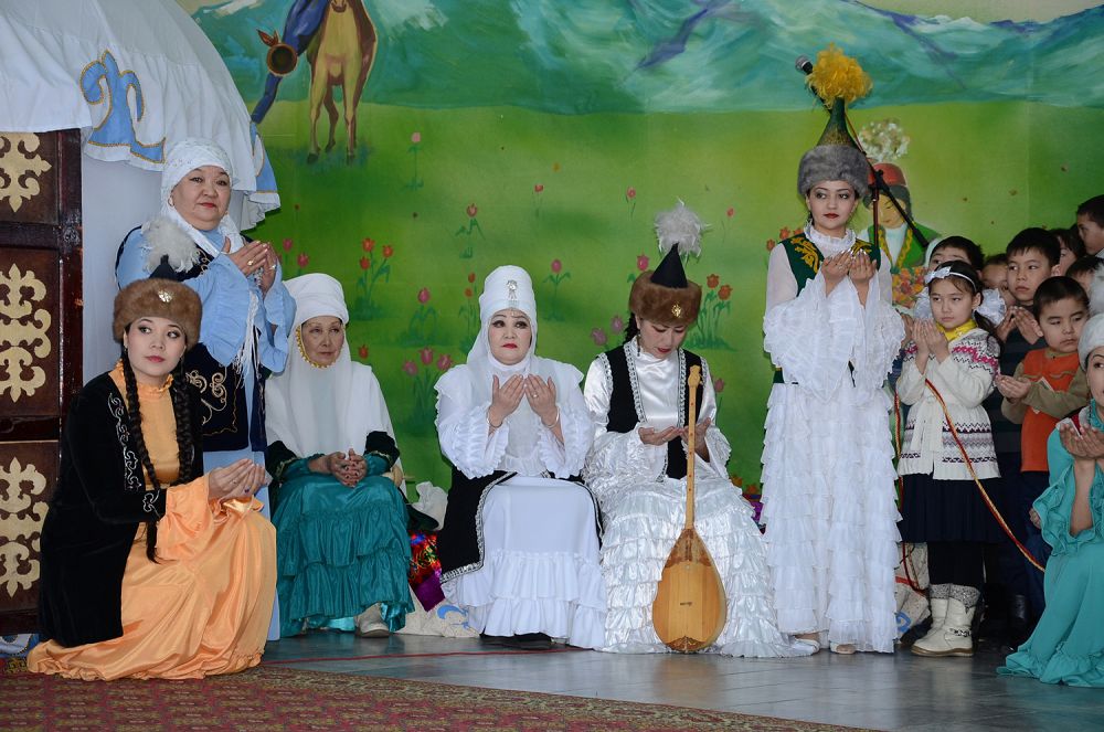 سەمەيدەگى اباي تەاترى ۇجىمى وقۋشىلارمەن كەزدەستى