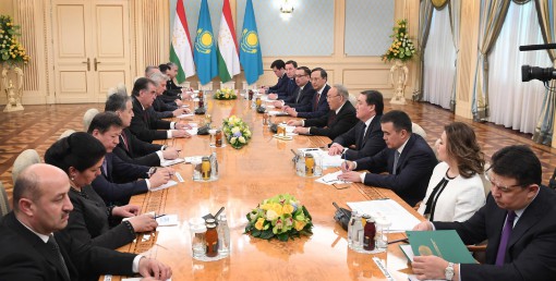 مەملەكەت باسشىسى تاجىكستان رەسپۋبليكاسىنىڭ پرەزيدەنتى ەمومالي راحمونمەن كەڭەيتىلگەن قۇرامدا كەلىسسوز جۇرگىزدى