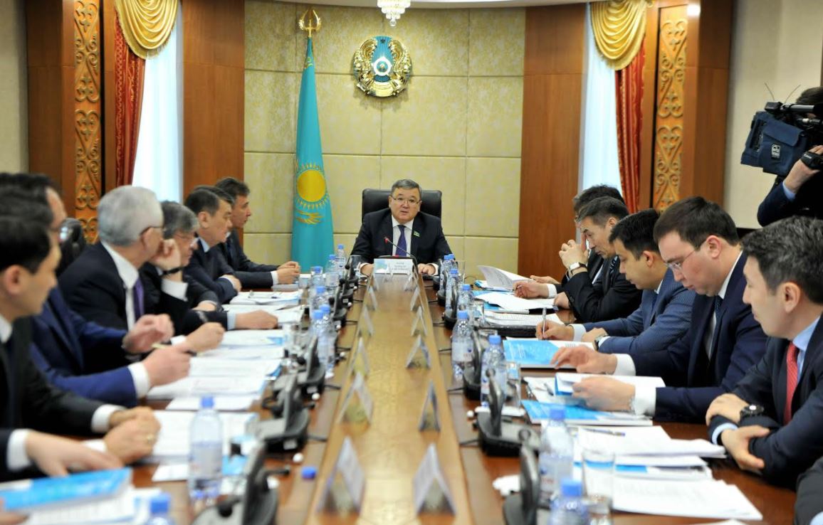 سەناتتا الەۋمەتتىك-كاسىپكەرلىك كورپوراتسيالاردىڭ تيىمدىلىگىن ارتتىرۋ تۋرالى دوڭگەلەك ۇستەل ءوتتى