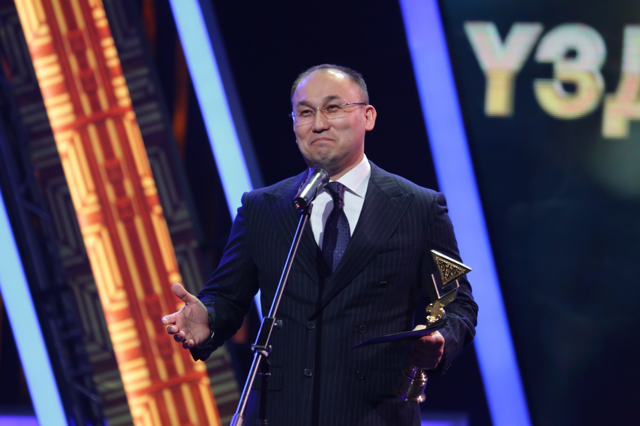 داۋرەن اباەۆ: اعا بۋىننىڭ اقىلى مەن جاستاردىڭ جالىنى تەلەۆيزيانى العا جەتەلەيدى